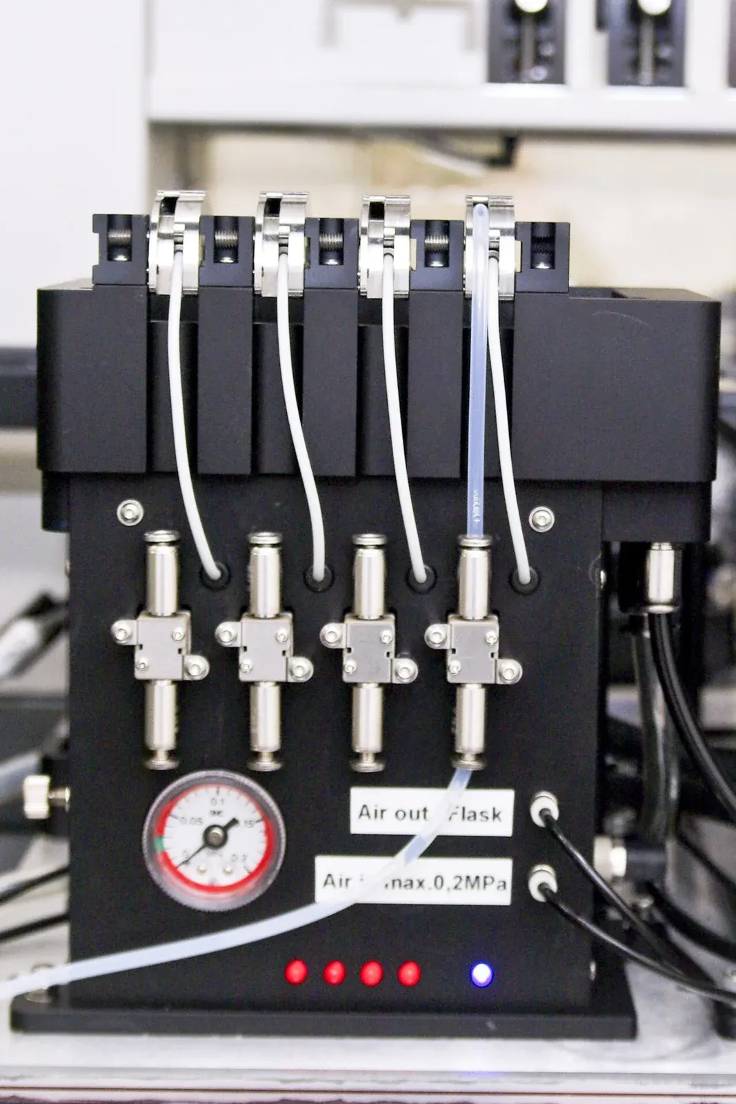 Laboratory liquid-handling robot with trays and pipetting apparatus