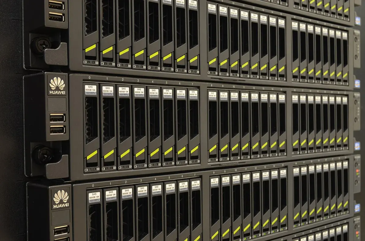Front panels and storage bays in a rack of Huawei servers